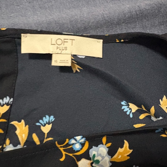 Excellent condition loft floral Blouse plus sized - Picture 3 of 7